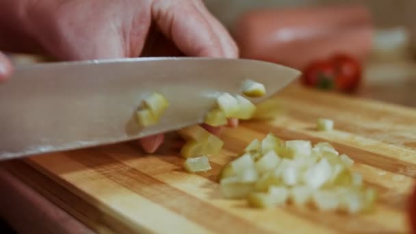 Krájení nakládané okurky na olivový salát, ruský salát — Stock video