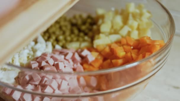 Ingrediënten voor Russische traditionele salade Olivier met groenten en vlees. Wintersalade. Bovenaanzicht — Stockvideo