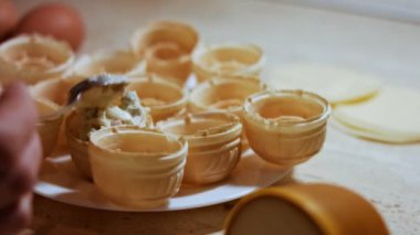 Zeytin salatasını waffle kedisine koy. Geleneksel Rus salatası için sebzeli Olivier.