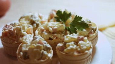 Zeytin salatasını waffle kedisine koy. Geleneksel Rus salatası için sebzeli Olivier.