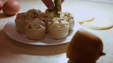 Zeytin salatasını waffle kedisine koy. Geleneksel Rus salatası için sebzeli Olivier.