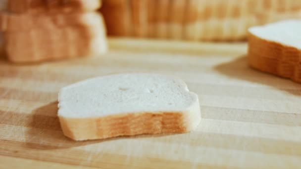 Brązowy chleb w plasterkach. Krojenie chleba — Wideo stockowe