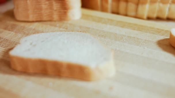 Коричневый хлеб, нарезанный кусками. Нарезка хлеба — стоковое видео
