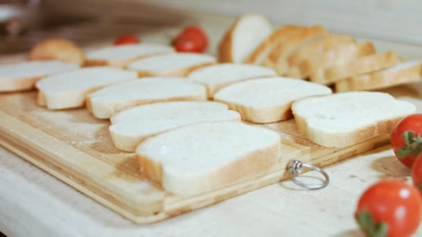 Pan integral cortado en rodajas. Rebanada de pan — Vídeos de Stock