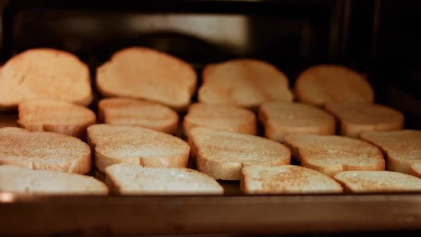 Buang irisan roti dari oven. Mentega roti putih — Stok Video