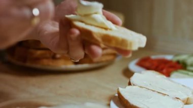 Eller ekmek yağına mayonez döker. bayram yemeği