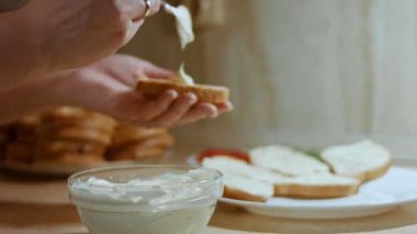 Eller ekmek yağına mayonez döker. bayram yemeği