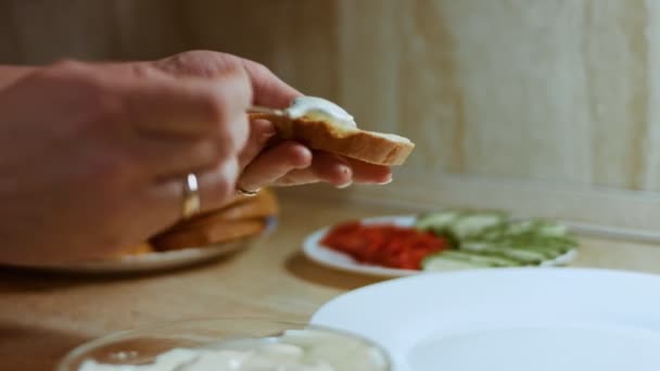 Ruce namazané majonézou na chlebové máslo. dovolená jídlo — Stock video