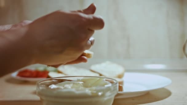 Τα χέρια απλώνουν μαγιονέζα στο βούτυρο. τρόφιμα διακοπών — Αρχείο Βίντεο