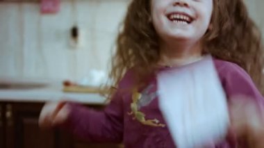 Mor tişörtlü çocuk renkli kalemler tarafından çizilmiş resmini gösteriyor. Çocuk sanatı ve el sanatları, eğitim, çocuk konsepti için öğrenme aktiviteleri. Çok mutluyum.