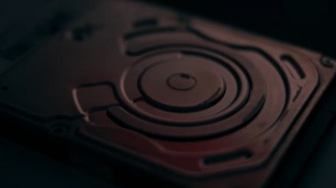 Hard disk stok görüntülerini kapatıyor. Bağlantıları ve devre kartı olan bir HDD sürücüsünün alt tarafını göstermek