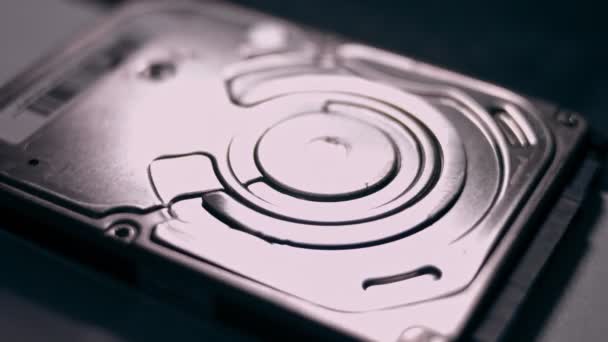 Pevný disk uzavírá záběry ze skladu. Zobrazení spodní strany HDD jednotky s připojením a deskou obvodu — Stock video