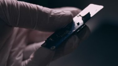Adam USB güç ünitesini bir adaptöre bağlıyor.