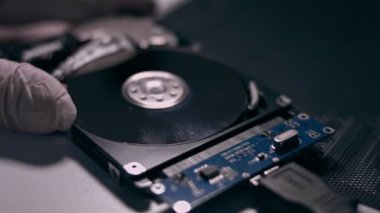 Çalışmanın makro kapanışı hdd sürücü sabit diski, yazma hareketi, manyetik başlık okuma