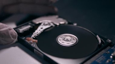 Çalışmanın makro kapanışı hdd sürücü sabit diski, yazma hareketi, manyetik başlık okuma
