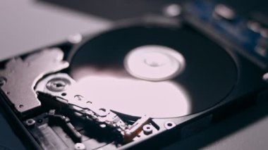 Çalışmanın makro kapanışı hdd sürücü sabit diski, yazma hareketi, manyetik başlık okuma