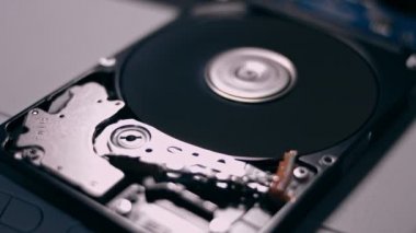 Çalışmanın makro kapanışı hdd sürücü sabit diski, yazma hareketi, manyetik başlık okuma