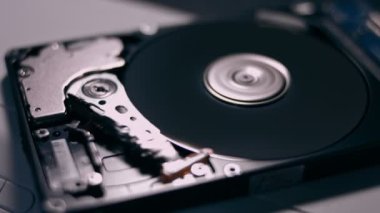 Çalışmanın makro kapanışı hdd sürücü sabit diski, yazma hareketi, manyetik başlık okuma
