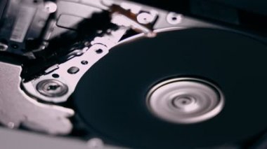 Çalışmanın makro kapanışı hdd sürücü sabit diski, yazma hareketi, manyetik başlık okuma