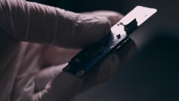 USB 전원 장치를 어댑터에 연결하는 사람 — 비디오