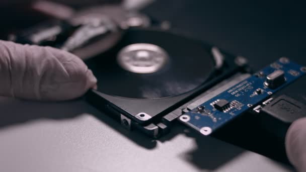 Makro close up of working opened hdd disk hard disk, move of writing, reading magnetic head — Stock video