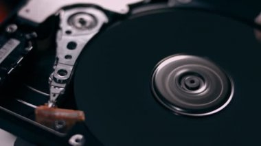 Çalışmanın makro kapanışı hdd sürücü sabit diski, yazma hareketi, manyetik başlık okuma