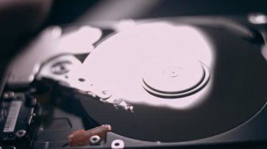 Çalışmanın makro kapanışı hdd sürücü sabit diski, yazma hareketi, manyetik başlık okuma