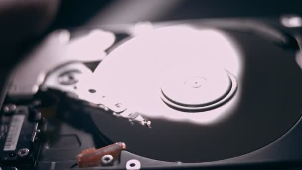 Makro close up of working opened hdd disk hard disk, move of writing, reading magnetic head — Stock video