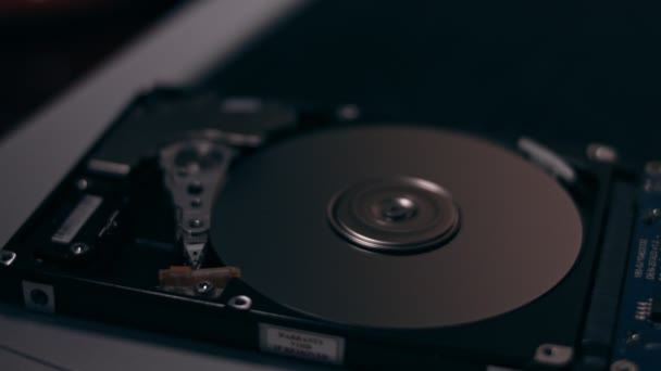 Macro close up της εργασίας άνοιξε σκληρό δίσκο hdd, κίνηση της γραφής, ανάγνωση μαγνητικής κεφαλής — Αρχείο Βίντεο