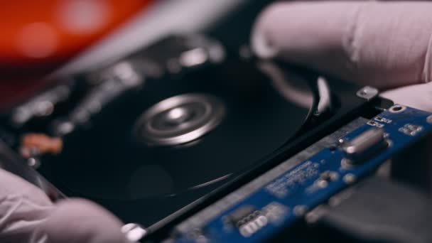 Makro close up of working opened hdd disk hard disk, move of writing, reading magnetic head — Stock video
