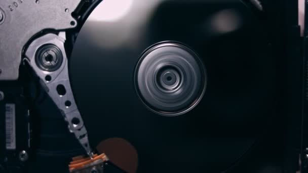 Macro close-up de trabalho aberto disco rígido disco rígido disco rígido, movimento de escrita, leitura de cabeça magnética — Vídeo de Stock
