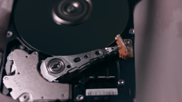 Makro close up of working opened hdd disk hard disk, move of writing, reading magnetic head — Stock video