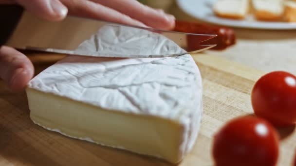 We snijden Brie kaas. Cristmas dispositie. — Stockvideo