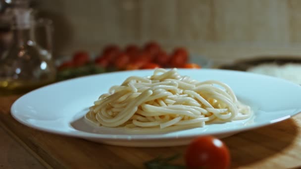 Spaghetti alla carbonara z serem, pomidorem i sosem mięsnym — Wideo stockowe