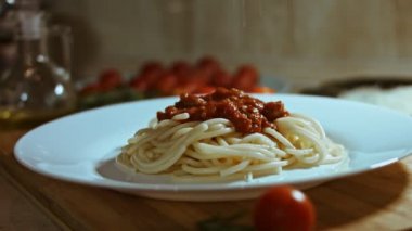 Peynirli, domatesli ve et soslu spagetti.