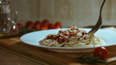 Peynirli, domatesli ve et soslu spagetti.