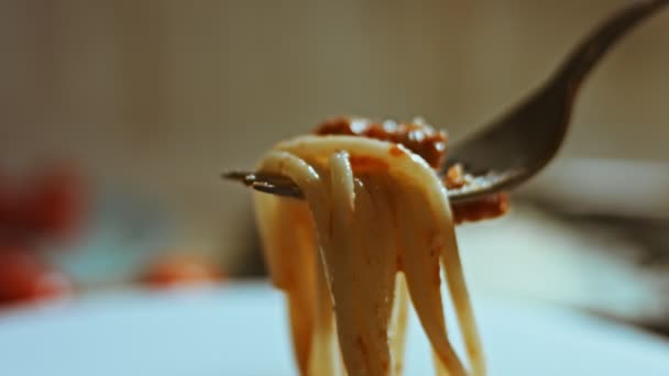 Σπαγγέτι alla carbonara με τυρί και ντομάτα και σάλτσα κρέατος — Αρχείο Βίντεο
