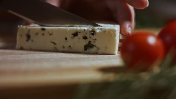 Cortamos el queso danés Blue Cheese y los tomates. Vídeo 4K — Vídeos de Stock