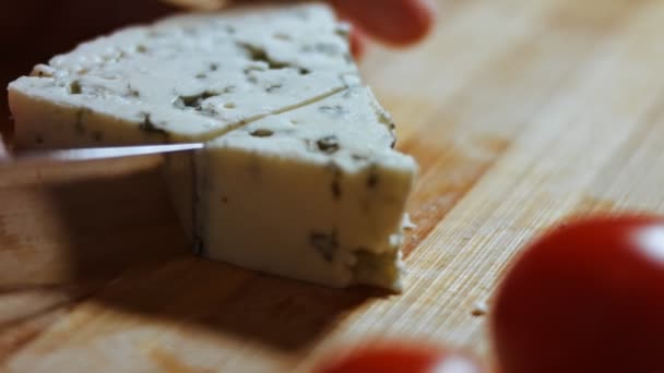 Krájíme sýr, dánský sýr a rajčata. Video 4K — Stock video