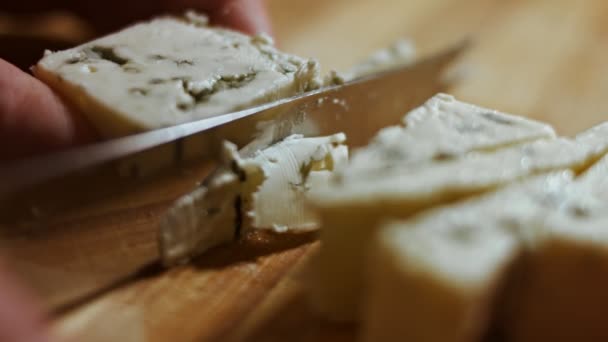Cortamos el queso danés Blue Cheese y los tomates. Vídeo 4K — Vídeos de Stock