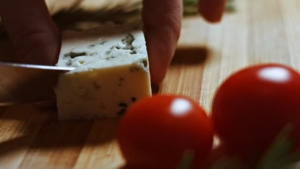 Krájíme sýr, dánský sýr a rajčata. Video 4K — Stock video
