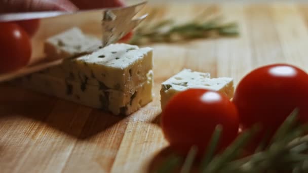Cortamos o queijo Queijo Azul dinamarquês e tomates. Vídeo 4K — Vídeo de Stock
