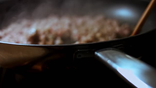 Wołowina lub kotlet wieprzowy grillujący w sieci. Przyjemna atmosfera. 4k wideo. — Wideo stockowe