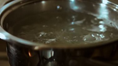 Gnocci tuzlu suda pişiriliyor, hoş bir atmosfer. 4k Video