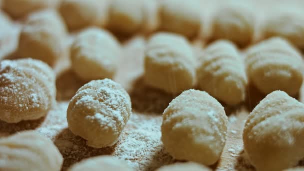 Chef de couper des rouleaux de pâte de pomme de terre pour la préparation de gnocchi maison, atmosphère agréable. Vidéo 4k. — Video