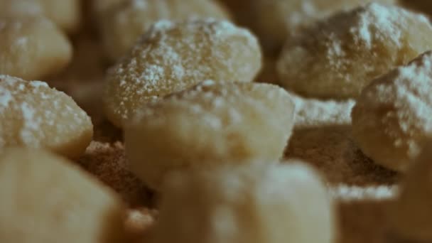 Chef che taglia rotoli di pasta di patate per la preparazione di gnocchi fatti in casa, atmosfera piacevole. Video 4k. — Video Stock