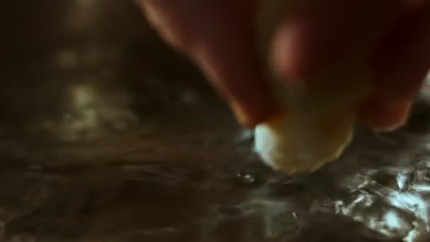 Gnocci在盐水中煮熟，气氛愉悦。4k视频 — 图库视频影像