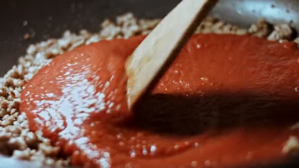 I en stekpanna med vegetabilisk olja stekt malet kött, lök och morötter med tomatpuré. Bolognese sås. Stekta grönsaker till soppor, lasagne och olika rätter. Hemkök — Stockvideo