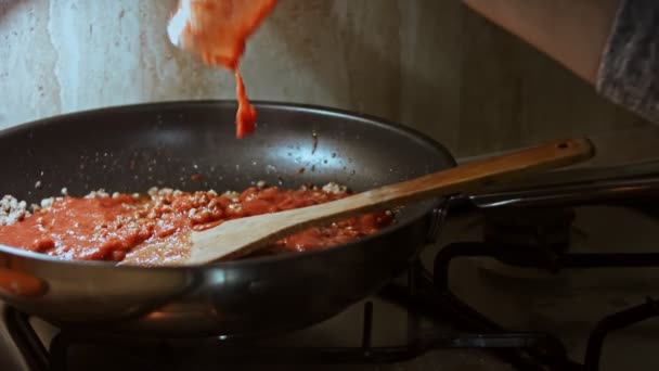 En una sartén con aceite vegetal freír carne picada, cebollas y zanahorias con pasta de tomate. Salsa boloñesa. verduras fritas para sopas, lasaña y diferentes platos. Cocina casera — Vídeos de Stock