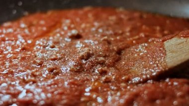 Kızartma tavasında sebze yağında kızartılmış et, soğan ve domates ezmeli havuç. Bolonez sosu. Çorba, lazanya ve farklı yemekler için kızarmış sebze. Ev mutfağı